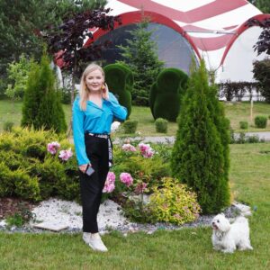 Larisa Verbitskaya Instagram - Отдых по выходным дням давно стал буднично-привычным... То ли дело 2 дня отдыха среди недели! Да, еще в абсолютно экологическом месте, в тишине, красоте и даже в компании моего любимки (это слово придумала сама 😊)! Такой незапланированный отдых стал для меня просто мини-отпуском, причем совсем недалеко от Москвы!
 А у вас случаются такие дни-сюрпризы? Делитесь впечатлениями! @hotelruzafamily #отпуск #отдых #отдыхвсейсемьей #отдыхсдетьми #экологичныйдом мальтезе #ларисавербицкая