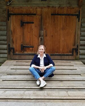 Larisa Verbitskaya Instagram - Люблю незаметный освежающий макияж.  А так как я сейчас  активно изучаю испанский язык, все испанское меня особенно привлекает!  Например,  серия тональных средств косметики @skeyndor_russia
🔸Крем тональный увлажняющий с витамином  C
тончайшей вуалью ложится на кожу, деликатно прикрывая ее недостатки. Даже вблизи этот тон практически не виден на лице.
🔸🔸🔸🔸🔸🔸
Крем не забивается в поры и в
морщинки, делая их менее заметными при мимике лица. Я рекомендую обратить внимание на него именно тем, у кого кожа с возрастными изменениями. И еще у тона очень достойная SPF-защита. Все-таки лето в разгаре!
🔸🔸🔸🔸🔸🔸
Чтобы распределить крем по лицу достаточно пары взмахов кистью. И после этого ваша кожа выглядит максимально естественно.
🔸🔸🔸🔸🔸🔸
 Для  легкого летнего макияжа, когда в течение дня  надо избежать жирного блеска  и при этом остаться  естественной, идеален
DD CREAM AGE DEFENSE SPF 50. Я использую его в качестве дневной защиты и для коррекции (осветления) тона цвета кожи.  А вот
ВВ СREAM spf 15
CC CREAM spf 30 рекомендую  использовать  уже для коррекции своего макияжа.
Проверено мной!
#skincaremakeup #skeyndor @skeyndor_russia @skeyndor #makeup #skincare #hydrating #antiage #bbcream #cccream #ddcream #foundation #vitaminC #уходзакожей​#уходзалицом​#антивозрастной​#антивозрастнойуход​ #макияж​ #тональныйкрем​ #bbкрем​ #ccкрем​ #ddкрем​#омолаживающий​ #матирующий​ #увлажняющий​ #spf
#ларисавербицкая