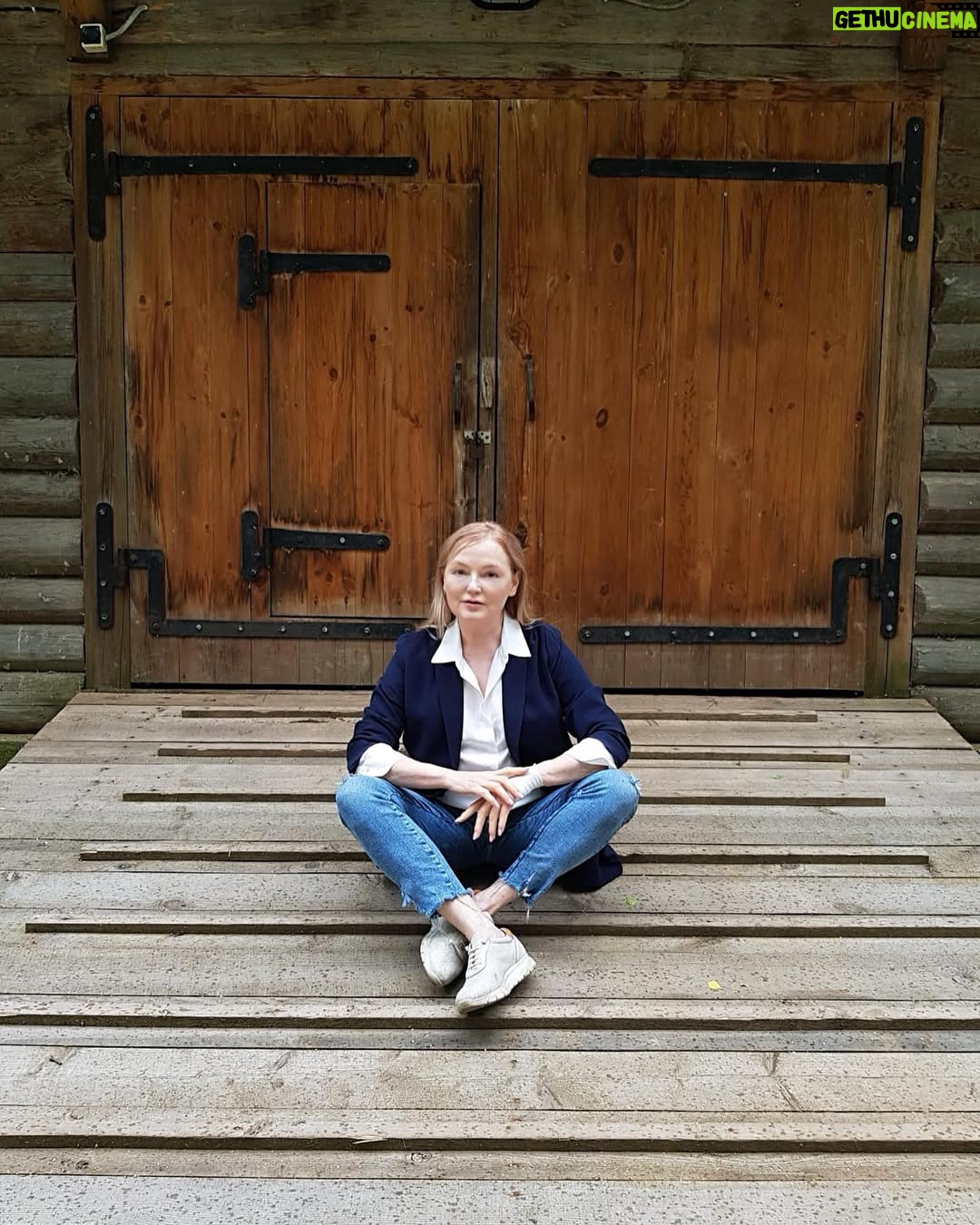 Larisa Verbitskaya - 0.9K Likes - Люблю незаметный освежающий макияж.  А так как я сейчас  активно изучаю испанский язык, все испанское меня особенно привлекает!  Например,  серия тональных средств косметики @skeyndor_russia
🔸Крем тональный увлажняющий с витамином  C
тончайшей вуалью ложится на кожу, деликатно прикрывая ее недостатки. Даже вблизи этот тон практически не виден на лице.
🔸🔸🔸🔸🔸🔸
Крем не забивается в поры и в
морщинки, делая их менее заметными при мимике лица. Я рекомендую обратить внимание на него именно тем, у кого кожа с возрастными изменениями. И еще у тона очень достойная SPF-защита. Все-таки лето в разгаре!
🔸🔸🔸🔸🔸🔸
Чтобы распределить крем по лицу достаточно пары взмахов кистью. И после этого ваша кожа выглядит максимально естественно.
🔸🔸🔸🔸🔸🔸
 Для  легкого летнего макияжа, когда в течение дня  надо избежать жирного блеска  и при этом остаться  естественной, идеален
DD CREAM AGE DEFENSE SPF 50. Я использую его в качестве дневной защиты и для коррекции (осветления) тона цвета кожи.  А вот
ВВ СREAM spf 15
CC CREAM spf 30 рекомендую  использовать  уже для коррекции своего макияжа.
Проверено мной!
#skincaremakeup #skeyndor @skeyndor_russia @skeyndor #makeup #skincare #hydrating #antiage #bbcream #cccream #ddcream #foundation #vitaminC #уходзакожей​#уходзалицом​#антивозрастной​#антивозрастнойуход​ #макияж​ #тональныйкрем​ #bbкрем​ #ccкрем​ #ddкрем​#омолаживающий​ #матирующий​ #увлажняющий​ #spf
#ларисавербицкая