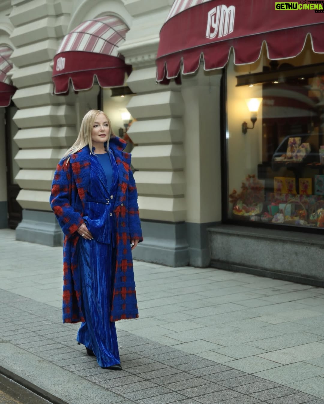 Larisa Verbitskaya - 2.2K Likes - За день до первого снега. Для хорошей моды нет плохой погоды. 
@caterinaleman 
фото @olga_zinovskaya #ларисавербицкая