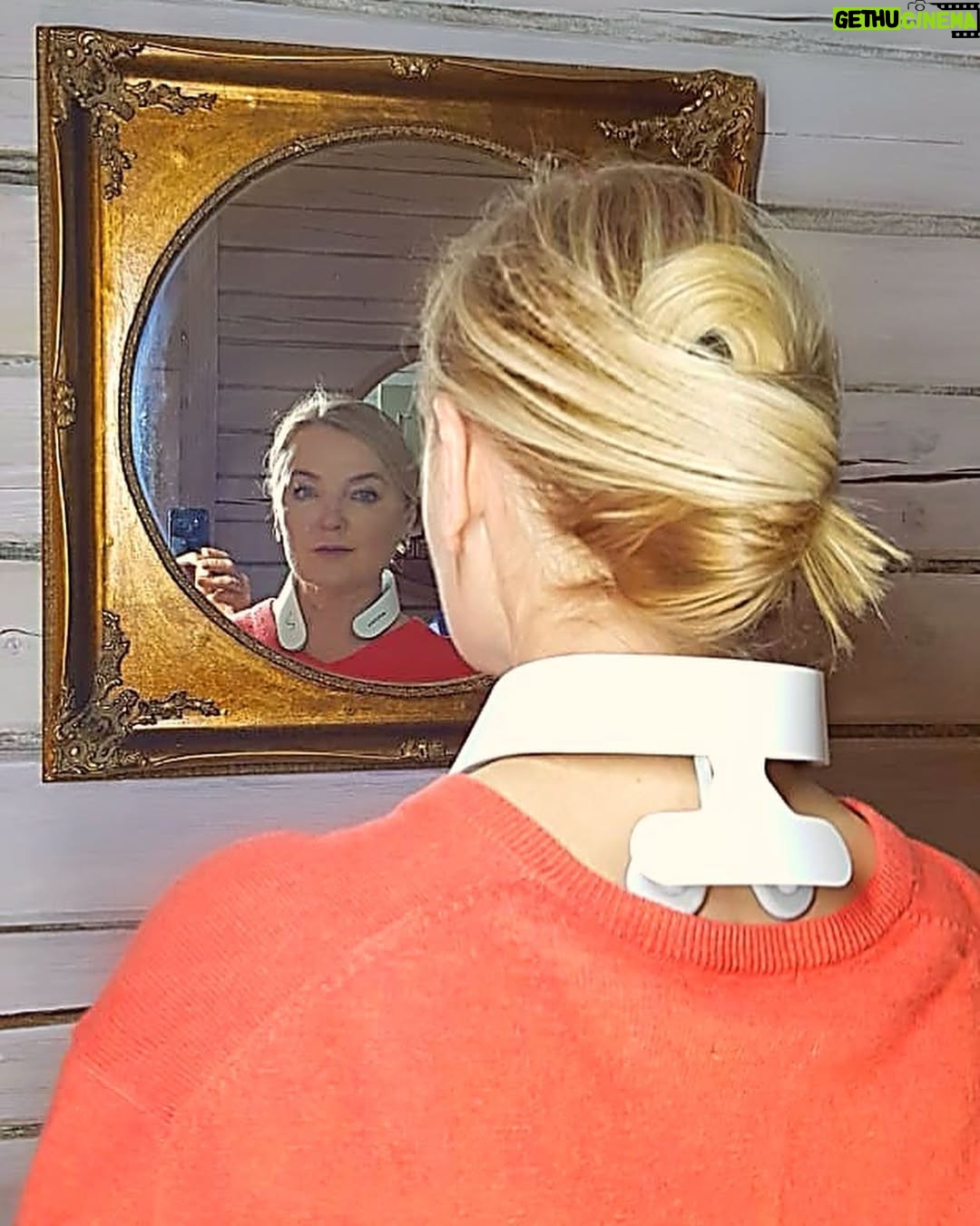 Larisa Verbitskaya - 1.5K Likes - К концу года мы взваливаем миллион дел на свою шею, которая и без того болит - ведь много времени приходится проводить у компьютера и за рулём автомобиля. Сама знаю, когда шея разболится, как говорят, свет не мил🤦🏼‍♀️
Но вот уже 2 недели я использую этот симпатичный портативный гаджет, очень похожий на колье в стиле хай тек. 👌Массажёр прост и удобен, и даже… разговаривает со мной! 😊 Сеансы массажа от 5 до  15 минут проходят приятно и не требуют каких-либо дополнительных усилий. Но главное  потрясающий результат- огромное облегчение от этого симпатичного помощника. 
Как всегда, делюсь только информацией , проверенной на себе!
Будем все здоровы, ведь совсем скоро Новый год!  #marutaka  #массаж  #шея #массажердляшеи  #гаджет #будьздоров 
#ларисавербицкая