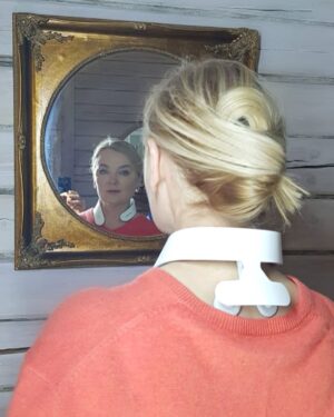 Larisa Verbitskaya Instagram - К концу года мы взваливаем миллион дел на свою шею, которая и без того болит - ведь много времени приходится проводить у компьютера и за рулём автомобиля. Сама знаю, когда шея разболится, как говорят, свет не мил🤦🏼‍♀️
Но вот уже 2 недели я использую этот симпатичный портативный гаджет, очень похожий на колье в стиле хай тек. 👌Массажёр прост и удобен, и даже… разговаривает со мной! 😊 Сеансы массажа от 5 до  15 минут проходят приятно и не требуют каких-либо дополнительных усилий. Но главное  потрясающий результат- огромное облегчение от этого симпатичного помощника. 
Как всегда, делюсь только информацией , проверенной на себе!
Будем все здоровы, ведь совсем скоро Новый год!  #marutaka  #массаж  #шея #массажердляшеи  #гаджет #будьздоров 
#ларисавербицкая