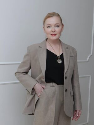 Larisa Verbitskaya Instagram - При выборе костюма я придерживаюсь двух правил↘️

🖌️Не стоит выглядеть так, чтобы на тебя оборачивались. Надо, чтобы оборачивались те, у кого есть вкус.

🖌️Стиль это способ сказать, кто ты есть, не произнося ни слова  #style #fashion  #костюм  #ларисавербицкая