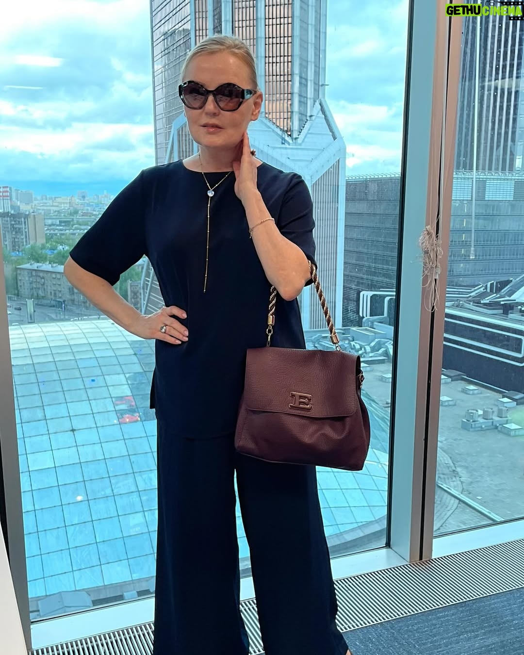 Larisa Verbitskaya - 1.8K Likes - Как ухаживать за лицом, шеей , областью декольте , мы с вами знаем и многое умеем. Но как быть с телом, чтобы с уверенностью встретить и пляжный сезон? 
Как подтянуть кожу тела? 
Я подобрала для вас топ самых эффективных процедур↘️

Обычно  при быстром похудении кожа обвисает. Чаще всего  беспокоят такие зоны,  как живот и внутренняя поверхность плеча. 
Что поможет эффективно привести себя в форму, чтобы купальник сидел идеально?↘️
✔️Одно из самых удачных решений - процедура игольчатого радиолифтинга Morpheus 8. 
С помощью специальной насадки, участок кожи и подкожного “жирка” обрабатывается иглами, с точечным прогревом на их кончике. Это приводит к сокращению кожи,  выработке нового коллагена и омоложению. Подкожно-жировая клетчатка уплотняется. Morpheus 8 уже многие полюбили за безопасность, простую, реабилитацию, быстроту процедуры и яркий результат. Эффект становится заметным на втором месяце  после процедуры. Как раз успеваем к лету. 👍🏻

✔️Ultraformer аппарат для подтяжки кожи с помощью сфокусированного ультрозвука. В результате прогрева глубоких слоев кожи, запускаются процессы омоложения и лифтинга.  Процедура может уменьшать подкожно-жировую ткань в нужных зонах. Эффект также, заметен со второго месяца, и одной процедуры вполне достаточно.👌

✔️ Лазерная шлифовка. Хорошо уплотняет и сокращает кожу. Минус в том, что нужна реабилитация . Ведь после процедуры на теле возникают покраснения и корочки. Но кому-то подойдет именно этот метод(при  большом количестве растяжек, например)👍🏻

✔️Для того, чтобы усилить эффект от аппаратных процедур можно “подпитать” кожу иньекциями с коллагеном, гиалуроновой кислотой, пептидами и витаминами. Обычно, назначается курс из 3-4 процедур. P.S. Предупрежден, значит вооружен. Проверено лично. 
#красота #пляжныйсезон #тело @tori.clinic.official @dr.samoylova_mv #ларисавербицкая
