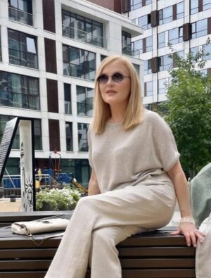 Larisa Verbitskaya Instagram - Вместо очередного расследования  значений привычных нам слов #полициядикции  решила сделать  подарок всем женщинам ! 👮‍♀️💃
Итак, как выяснили опытные сотрудники #полициидикции , каждая #женщина может изменить свой возраст, причем в сторону уменьшения!  Для этого надо просто перейти в систему подсчета возраста женщин так, как это делали в  древней Греции - отсчёт вели с ... момента замужества! 🤗😀
И мудро и практично! Жена чувствовала себя не по годам молодой и полной сил, а  мужу льстило то, что рядом с ним, несмотря на его уважаемый возраст,  юная спутница жизни! 
А, что!? В замужних годах мы все намного моложе! 😛😅😂
Остается только закрепить это на бумаге! Кто «ЗА»? 
Уверена, что тех, кто «против» и «воздержался» не будет ! 
Так, что всё в наших руках! Девочки, будем молодеть! 😂😍👮‍♀️
Костюмная группа от любимых h #жена #муж #возраст #лето #лен #любовь #ларисавербицкая