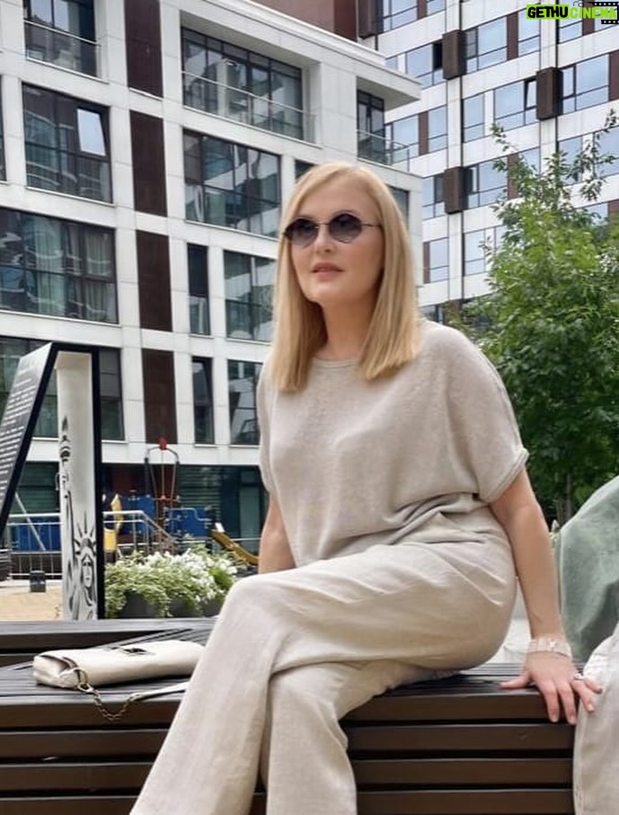 Larisa Verbitskaya - 1.3K Likes - Вместо очередного расследования  значений привычных нам слов #полициядикции  решила сделать  подарок всем женщинам ! 👮‍♀️💃
Итак, как выяснили опытные сотрудники #полициидикции , каждая #женщина может изменить свой возраст, причем в сторону уменьшения!  Для этого надо просто перейти в систему подсчета возраста женщин так, как это делали в  древней Греции - отсчёт вели с ... момента замужества! 🤗😀
И мудро и практично! Жена чувствовала себя не по годам молодой и полной сил, а  мужу льстило то, что рядом с ним, несмотря на его уважаемый возраст,  юная спутница жизни! 
А, что!? В замужних годах мы все намного моложе! 😛😅😂
Остается только закрепить это на бумаге! Кто «ЗА»? 
Уверена, что тех, кто «против» и «воздержался» не будет ! 
Так, что всё в наших руках! Девочки, будем молодеть! 😂😍👮‍♀️
Костюмная группа от любимых h #жена #муж #возраст #лето #лен #любовь #ларисавербицкая