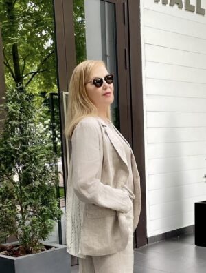 Larisa Verbitskaya Instagram - Вместо очередного расследования  значений привычных нам слов #полициядикции  решила сделать  подарок всем женщинам ! 👮‍♀️💃
Итак, как выяснили опытные сотрудники #полициидикции , каждая #женщина может изменить свой возраст, причем в сторону уменьшения!  Для этого надо просто перейти в систему подсчета возраста женщин так, как это делали в  древней Греции - отсчёт вели с ... момента замужества! 🤗😀
И мудро и практично! Жена чувствовала себя не по годам молодой и полной сил, а  мужу льстило то, что рядом с ним, несмотря на его уважаемый возраст,  юная спутница жизни! 
А, что!? В замужних годах мы все намного моложе! 😛😅😂
Остается только закрепить это на бумаге! Кто «ЗА»? 
Уверена, что тех, кто «против» и «воздержался» не будет ! 
Так, что всё в наших руках! Девочки, будем молодеть! 😂😍👮‍♀️
Костюмная группа от любимых h #жена #муж #возраст #лето #лен #любовь #ларисавербицкая