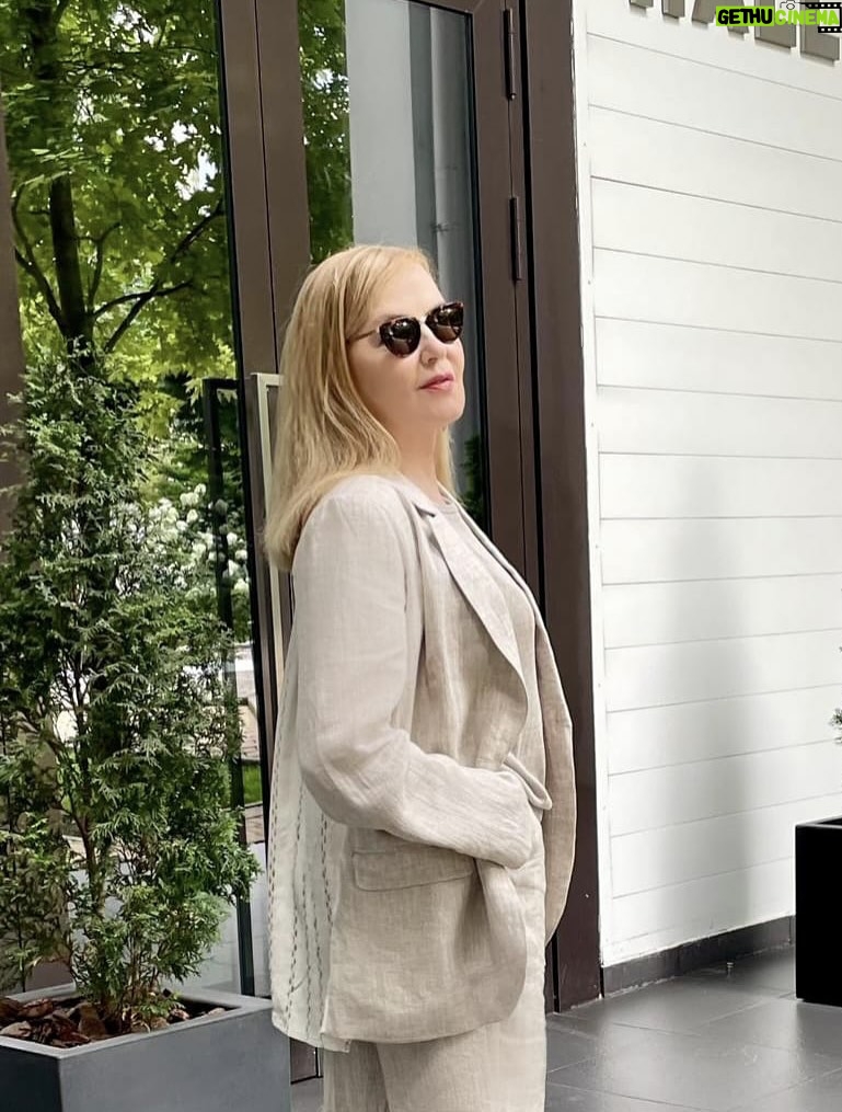 Larisa Verbitskaya - 1.3K Likes - Вместо очередного расследования  значений привычных нам слов #полициядикции  решила сделать  подарок всем женщинам ! 👮‍♀️💃
Итак, как выяснили опытные сотрудники #полициидикции , каждая #женщина может изменить свой возраст, причем в сторону уменьшения!  Для этого надо просто перейти в систему подсчета возраста женщин так, как это делали в  древней Греции - отсчёт вели с ... момента замужества! 🤗😀
И мудро и практично! Жена чувствовала себя не по годам молодой и полной сил, а  мужу льстило то, что рядом с ним, несмотря на его уважаемый возраст,  юная спутница жизни! 
А, что!? В замужних годах мы все намного моложе! 😛😅😂
Остается только закрепить это на бумаге! Кто «ЗА»? 
Уверена, что тех, кто «против» и «воздержался» не будет ! 
Так, что всё в наших руках! Девочки, будем молодеть! 😂😍👮‍♀️
Костюмная группа от любимых h #жена #муж #возраст #лето #лен #любовь #ларисавербицкая