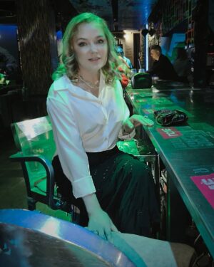 Larisa Verbitskaya Instagram - Итак, зима встретилась с весной, а #полициядикции неожиданно для себя повстречалась со странной компанией некогда очень употребляемых слов. 🧑‍✈️Несмотря на их почтенный возраст и оригинальное звучание, сегодня они пригодятся, разве что  будущим участникам телешоу “Поле чудес”! 
Знакомьтесь с предками современных наречий. 🤗⤵️
🖌️ДопрЕжь - раньше, прежде
🖌️АнадЫсь - на днях, в прошлом. 
🖌️ТретЁвось - три дня назад. 
🖌️ВдругОрядь - еще раз, снова. 
🖌️ЗасИм - после этого, далее. 😊
Правда, звучат красиво! Но их время, увы, прошло... 
Засим #полициядикции прощается с вами и вдругорядь обещает новые расследования! 🤝🧑‍✈️ #русскийязык #русский #говоримправильно #ларисавербицкая