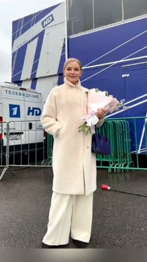 Larisa Verbitskaya Instagram - День рождения встретила в эфире Первого канала. Встреча с вами- лучший подарок
#деньрождения #подарок #первыйканал #ларисавербицкая