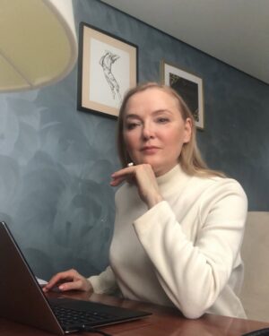Larisa Verbitskaya Instagram - На исходе зимы #полициядикции спохватилась и решила выяснить, откуда у нас появилось такое очень витаминое слово, как АПЕЛЬСИН? 🧑‍✈️Расследование было недолгим. В  ХVl  веке португальские торговцы стали завозить в Европу круглые оранжевые плоды из восточных стран. Формой они напоминали привычные яблоки, а вот на вопрос откуда они, продавцы отвечали стандартно: «Из Китая!» Так и сложилось в единое слово «appel»  яблоко и «sien», то есть  китайское. 🍊Все просто и до сих пор вкусно! 
Кстати, в конце зимы нам, ох, как не хватает витаминов!
▫️▫️▫️▫️▫️▫️▫️▫️▫️▫️▫️▫️
А еще нам порой не хватает знаний, почему появилось в русском языке то или иное слово. Полициядикции снимет  шляпу 🧑‍✈️(служебную ) перед теми, кто знает, откуда у нас такое лихое словечко «ПРОШЛЯПИТЬ»? 🧑‍✈️ Итак, кто подумал, что это  связано со ШЛЯПАМИ, тот глубоко ошибся! 🎩Корни этого слова лежат в немецком глаголе «schlafen», то есть «спать». Так что дословно «прошляпить» это оказывается - «проспать»! 😊Что ж, по смыслу все сходится,  и результат всегда плачевный!
Но я уверена, никто из нас приход весны не «прошляпит»! 
#русский #русскийязык #говорим #правильно 
#ларисавербицкая