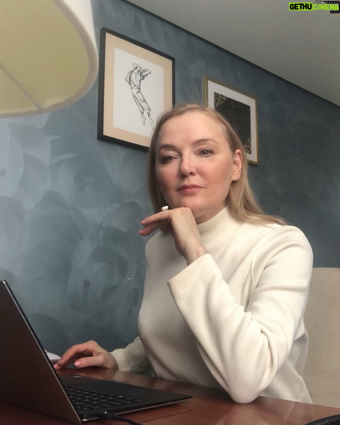 Larisa Verbitskaya - 867 Likes - На исходе зимы #полициядикции спохватилась и решила выяснить, откуда у нас появилось такое очень витаминое слово, как АПЕЛЬСИН? 🧑‍✈️Расследование было недолгим. В  ХVl  веке португальские торговцы стали завозить в Европу круглые оранжевые плоды из восточных стран. Формой они напоминали привычные яблоки, а вот на вопрос откуда они, продавцы отвечали стандартно: «Из Китая!» Так и сложилось в единое слово «appel»  яблоко и «sien», то есть  китайское. 🍊Все просто и до сих пор вкусно! 
Кстати, в конце зимы нам, ох, как не хватает витаминов!
▫️▫️▫️▫️▫️▫️▫️▫️▫️▫️▫️▫️
А еще нам порой не хватает знаний, почему появилось в русском языке то или иное слово. Полициядикции снимет  шляпу 🧑‍✈️(служебную ) перед теми, кто знает, откуда у нас такое лихое словечко «ПРОШЛЯПИТЬ»? 🧑‍✈️ Итак, кто подумал, что это  связано со ШЛЯПАМИ, тот глубоко ошибся! 🎩Корни этого слова лежат в немецком глаголе «schlafen», то есть «спать». Так что дословно «прошляпить» это оказывается - «проспать»! 😊Что ж, по смыслу все сходится,  и результат всегда плачевный!
Но я уверена, никто из нас приход весны не «прошляпит»! 
#русский #русскийязык #говорим #правильно 
#ларисавербицкая