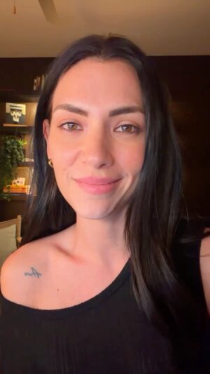 Laura Chimaras Instagram - Si, tú, mujer🖤

Etiqueta en este poema a las mujeres que más amas🫶🏻 

#poema #poesía #mujer #chimaraslaura