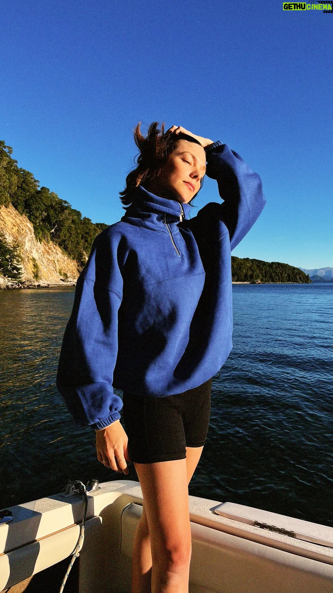 Laura Laprida - 1.8K Likes - Un día conmigo en Villa La Angostura 🌿
parada obligatoria en @laanonimaoficial para elegir frutas, verduras y opciones gluten free, antes de volver a casa a cocinar, pasar la tarde en el lago y cerrar el día con un asadito en familia 💙