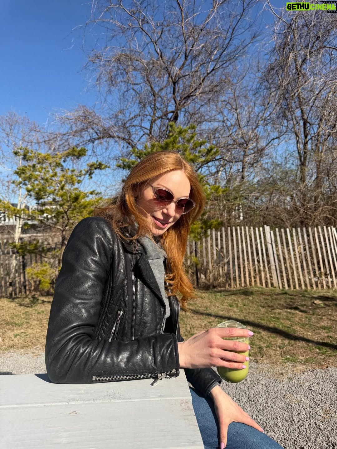 Laura Prepon - 140.2K Likes - Rare sighting of a vampire in the sun 😊🌞