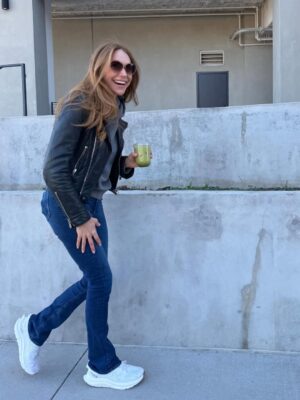 Laura Prepon Instagram - Rare sighting of a vampire in the sun 😊🌞