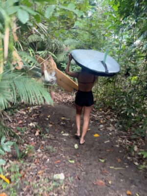 Laury Thilleman Instagram - un pied dans la rentrée mais la tête encore là bas 🐒🌿

📷 @axsomphoto
🎥 @oceandrift_