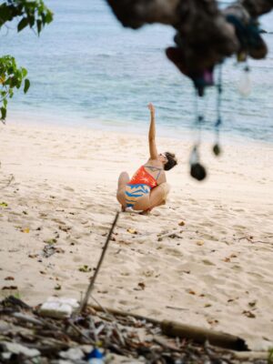 Laury Thilleman Instagram - un pied dans la rentrée mais la tête encore là bas 🐒🌿

📷 @axsomphoto
🎥 @oceandrift_