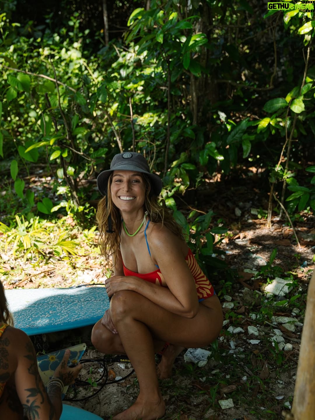 Laury Thilleman - 52.5K Likes - un pied dans la rentrée mais la tête encore là bas 🐒🌿

📷 @axsomphoto
🎥 @oceandrift_