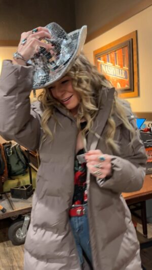 LeAnn Rimes Instagram - dixie’s always on hand to help a fella’ out 🪩

tune in to this week’s CROSSOVER episode to see if your girl can keep herself out of trouble, when new temptations rock up in town… 😉

@911nashville @911onabc @abc @hulu