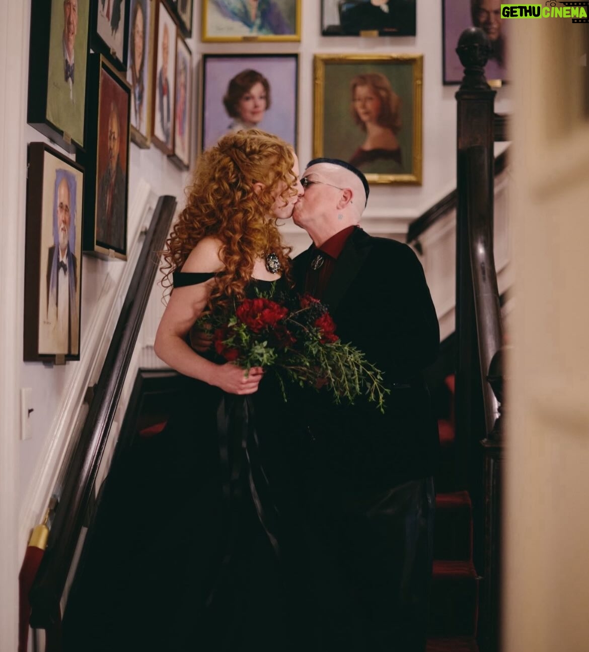 Lea DeLaria - 122.9K Likes - Happy Valentines to my Lesbian Trophy Wife 🖤

📸: @jennyandersonphoto