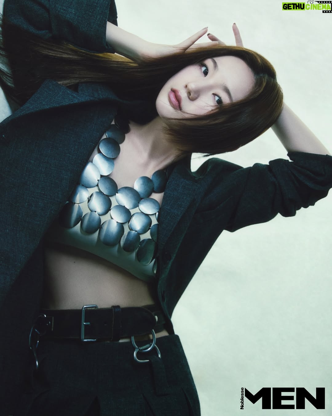 Lee Eun-saem - 21.1K Likes - “이런 생각이 들었어요. 아, 꿈이라는 건 하나로 끝나는 게 아니구나. 언젠가 이뤘다면 그다음 꿈을 어떻게 채워갈지, 어떤 식으로 이어갈지가 더 중요하구나.”

올 하반기 전 세계 시청자들의 마음을 훔칠 두 작품이죠. ’S라인’과 ‘청담국제고등학교2’의 중심에 선 이은샘은 새로운 도약점을 찾은 듯 보였습니다. “더 자유로워지고 있는 것 같아요. 표현 방식도 예전보다 훨씬 다채로워졌고요. 정확히 말하면, 더 유연해졌다는 생각이 들어요.” 스스로를 돌아본 빼곡한 문장이 데뷔 18년 차 배우의 마음을 대변합니다. 그러면서도, ‘연기’보다도 ‘꿈’이라는 단어를 자주 거론하며 구심점을 되짚었죠. 어렸을 때부터 당연히 걸어가야 할 길처럼 보였던 연기의 매력을 또 다시 느꼈다는 말을 덧붙이면서요. 오는 7월 첫 주, ‘청담국제고등학교2’로 돌아오는 이은샘의 첫 장을 지금 바로 공개합니다. 그 선명한 이야기를 ‘맨 노블레스’ 6월호와 웹사이트 mennoblesse.com에서 만나보세요.

에디터 | 박찬
사진 | 채대한
헤어 | 홍현승
메이크업 | 임정인
스타일링 | 이필성

@2eunsaem #이은샘 #청담국제고 #청담국제고2 #김혜인 #S라인 #지금우리학교는 #BITCHXRICH #leeeunsaem #MENNOBLESSE