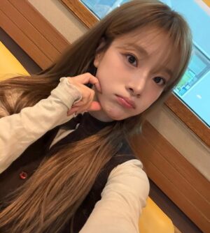 Lee Eun-young Instagram - 이상한 하트