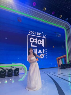 Lee Eun-young Instagram - 2025 안녕..👋🏻