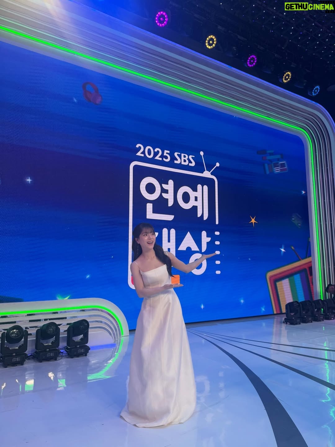 Lee Eun-young - 4.4K Likes - 2025 안녕..👋🏻