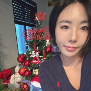 Lee Sang-hwa Instagram - 멜히멜히 크리스마스🎄🎁🎅🏼✨💚
따뜻하고 행복가득한 연말보내자!
Merry Christmas! Happy Holidays‼️💚