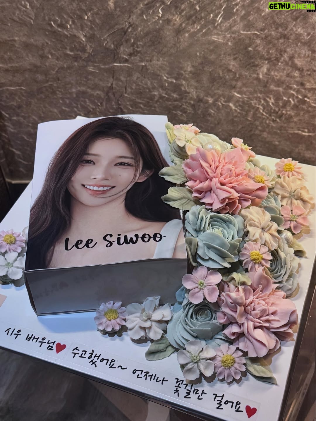 Lee Si-woo - 46.7K Likes - 끝!! 모두 고생하셨습니다 💦
금호와 팔미호로 함께할 수 있어 행복했어요 🦊