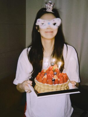 Lee Sun-bin Instagram - ❤︎︎ 2026.01.07 𝐦𝐲 𝐁-𝐝𝐚𝐲 ❤︎︎

아주 게으르고 나태하게 보내서 행복했던 나의 🎂
축하해주신 모든 분들 감사해요!!😘✨💕