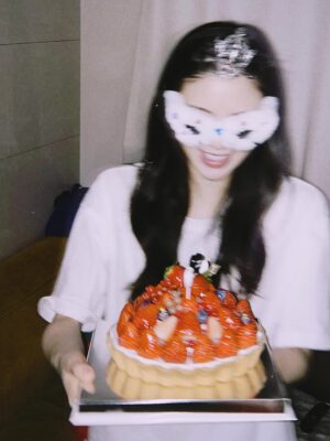 Lee Sun-bin Instagram - ❤︎︎ 2026.01.07 𝐦𝐲 𝐁-𝐝𝐚𝐲 ❤︎︎

아주 게으르고 나태하게 보내서 행복했던 나의 🎂
축하해주신 모든 분들 감사해요!!😘✨💕