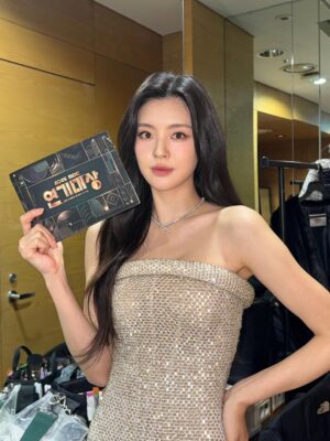 Lee Sun-bin Instagram - ︎♡︎ MBC연기대상 ♡︎

2025년을 마무리하면서 연기대상에서 MC로 설 수 있는 기회를 주신것만도 너무 행복하고 영광이었는데 저에게 너무나도 크고 과분한 상까지 주셔서 너무 감사했습니다..!
생각지도 못했고 너무 긴장해서 mc대본 숙지만하느라 소감은커녕 정말 감사한분들께 마음을 제대로 다 전달하지도 못했네요..😭

달까지 가자를 함께 만들어주신 MBC관계자분들 제작사분들 그리고 오다영감독님 정훈감독님을 비롯한 모든 감독님들 스텝분들! 
그리고 좋은대사로 연기 할 수 있게 해주신 나윤채 작가님! 그리고 무난이들이 탄생할수있도록 해주신 원작 달까지 가자 장류진 작가님! 
사랑하는 우리의 친구 무난이들! 미란언니 아람이!! 다해만의 스타 함박사 영대!! 그리고 마론제과 모든 배우님들!! 선배님들!! 달까지가자를 다채롭게 채워주셔서 감사했습니다!! 
그리고 다해와 달까지의 여정을 함께해주시고 사랑해주신 시청자분들 덕분이라고 생각합니다!!

마지막으로 현장에서 제일 고생 많이한 우리 선빈팀!! 제일 사랑하고 고마워요!! 그대들이있었기에 다해가 있었습니다!!🥹💕
어제 하루종일 응원해준 울 해콩이들 덕분에 넘치게 행복한 완두콩이었다..😘사랑해!!
앞으로 더 좋은작품으로 보답하는 이선빈이 되겠습니다!! 새해복 많이 받으세요!! ❤️🙆🏻‍♀️🙇🏻‍♀️🙆🏻‍♀️🙇🏻‍♀️❤️