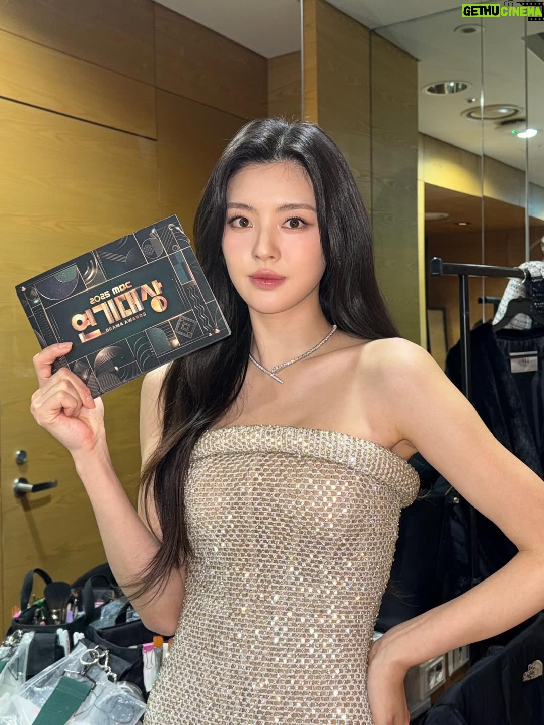 Lee Sun-bin - 162.3K Likes - ︎♡︎ MBC연기대상 ♡︎

2025년을 마무리하면서 연기대상에서 MC로 설 수 있는 기회를 주신것만도 너무 행복하고 영광이었는데 저에게 너무나도 크고 과분한 상까지 주셔서 너무 감사했습니다..!
생각지도 못했고 너무 긴장해서 mc대본 숙지만하느라 소감은커녕 정말 감사한분들께 마음을 제대로 다 전달하지도 못했네요..😭

달까지 가자를 함께 만들어주신 MBC관계자분들 제작사분들 그리고 오다영감독님 정훈감독님을 비롯한 모든 감독님들 스텝분들! 
그리고 좋은대사로 연기 할 수 있게 해주신 나윤채 작가님! 그리고 무난이들이 탄생할수있도록 해주신 원작 달까지 가자 장류진 작가님! 
사랑하는 우리의 친구 무난이들! 미란언니 아람이!! 다해만의 스타 함박사 영대!! 그리고 마론제과 모든 배우님들!! 선배님들!! 달까지가자를 다채롭게 채워주셔서 감사했습니다!! 
그리고 다해와 달까지의 여정을 함께해주시고 사랑해주신 시청자분들 덕분이라고 생각합니다!!

마지막으로 현장에서 제일 고생 많이한 우리 선빈팀!! 제일 사랑하고 고마워요!! 그대들이있었기에 다해가 있었습니다!!🥹💕
어제 하루종일 응원해준 울 해콩이들 덕분에 넘치게 행복한 완두콩이었다..😘사랑해!!
앞으로 더 좋은작품으로 보답하는 이선빈이 되겠습니다!! 새해복 많이 받으세요!! ❤️🙆🏻‍♀️🙇🏻‍♀️🙆🏻‍♀️🙇🏻‍♀️❤️