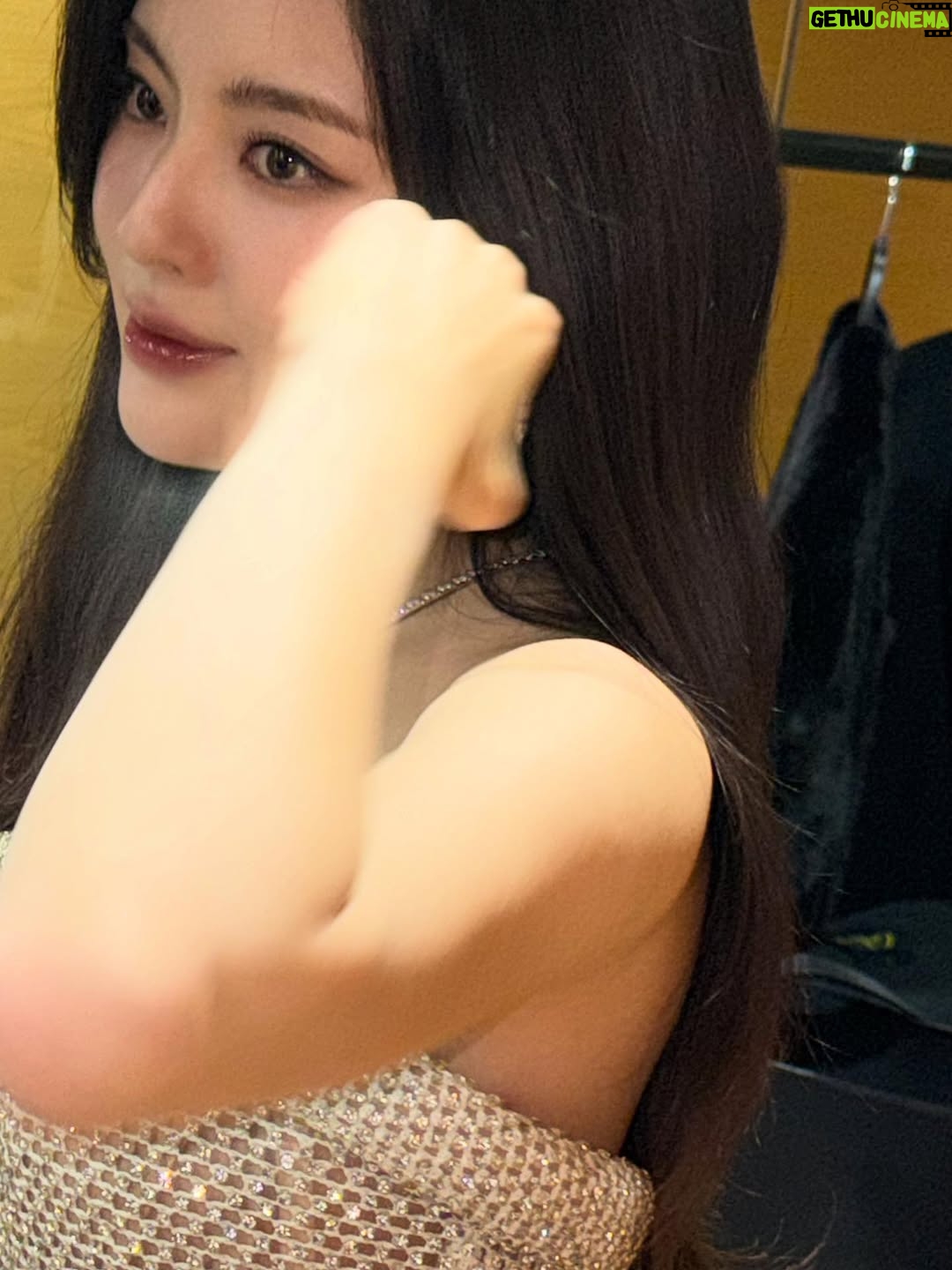 Lee Sun-bin - 162.3K Likes - ︎♡︎ MBC연기대상 ♡︎

2025년을 마무리하면서 연기대상에서 MC로 설 수 있는 기회를 주신것만도 너무 행복하고 영광이었는데 저에게 너무나도 크고 과분한 상까지 주셔서 너무 감사했습니다..!
생각지도 못했고 너무 긴장해서 mc대본 숙지만하느라 소감은커녕 정말 감사한분들께 마음을 제대로 다 전달하지도 못했네요..😭

달까지 가자를 함께 만들어주신 MBC관계자분들 제작사분들 그리고 오다영감독님 정훈감독님을 비롯한 모든 감독님들 스텝분들! 
그리고 좋은대사로 연기 할 수 있게 해주신 나윤채 작가님! 그리고 무난이들이 탄생할수있도록 해주신 원작 달까지 가자 장류진 작가님! 
사랑하는 우리의 친구 무난이들! 미란언니 아람이!! 다해만의 스타 함박사 영대!! 그리고 마론제과 모든 배우님들!! 선배님들!! 달까지가자를 다채롭게 채워주셔서 감사했습니다!! 
그리고 다해와 달까지의 여정을 함께해주시고 사랑해주신 시청자분들 덕분이라고 생각합니다!!

마지막으로 현장에서 제일 고생 많이한 우리 선빈팀!! 제일 사랑하고 고마워요!! 그대들이있었기에 다해가 있었습니다!!🥹💕
어제 하루종일 응원해준 울 해콩이들 덕분에 넘치게 행복한 완두콩이었다..😘사랑해!!
앞으로 더 좋은작품으로 보답하는 이선빈이 되겠습니다!! 새해복 많이 받으세요!! ❤️🙆🏻‍♀️🙇🏻‍♀️🙆🏻‍♀️🙇🏻‍♀️❤️