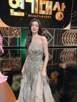 Lee Sun-bin Instagram - ︎♡︎ MBC연기대상 ♡︎

2025년을 마무리하면서 연기대상에서 MC로 설 수 있는 기회를 주신것만도 너무 행복하고 영광이었는데 저에게 너무나도 크고 과분한 상까지 주셔서 너무 감사했습니다..!
생각지도 못했고 너무 긴장해서 mc대본 숙지만하느라 소감은커녕 정말 감사한분들께 마음을 제대로 다 전달하지도 못했네요..😭

달까지 가자를 함께 만들어주신 MBC관계자분들 제작사분들 그리고 오다영감독님 정훈감독님을 비롯한 모든 감독님들 스텝분들! 
그리고 좋은대사로 연기 할 수 있게 해주신 나윤채 작가님! 그리고 무난이들이 탄생할수있도록 해주신 원작 달까지 가자 장류진 작가님! 
사랑하는 우리의 친구 무난이들! 미란언니 아람이!! 다해만의 스타 함박사 영대!! 그리고 마론제과 모든 배우님들!! 선배님들!! 달까지가자를 다채롭게 채워주셔서 감사했습니다!! 
그리고 다해와 달까지의 여정을 함께해주시고 사랑해주신 시청자분들 덕분이라고 생각합니다!!

마지막으로 현장에서 제일 고생 많이한 우리 선빈팀!! 제일 사랑하고 고마워요!! 그대들이있었기에 다해가 있었습니다!!🥹💕
어제 하루종일 응원해준 울 해콩이들 덕분에 넘치게 행복한 완두콩이었다..😘사랑해!!
앞으로 더 좋은작품으로 보답하는 이선빈이 되겠습니다!! 새해복 많이 받으세요!! ❤️🙆🏻‍♀️🙇🏻‍♀️🙆🏻‍♀️🙇🏻‍♀️❤️