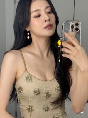 Lee Sun-bin Instagram - ...❤︎︎
@stylistkyungnam 
@kang_da_hyun 
@gotsunmi 
😘
@kaylabennet_official
@buccellatimilan
