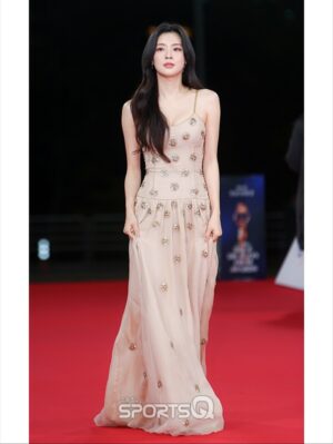 Lee Sun-bin Instagram - ...❤︎︎
@stylistkyungnam 
@kang_da_hyun 
@gotsunmi 
😘
@kaylabennet_official
@buccellatimilan