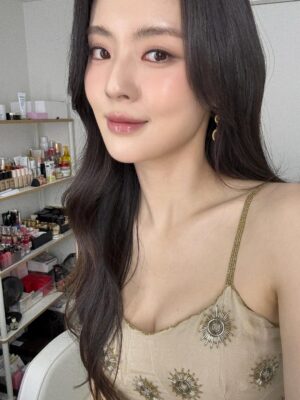 Lee Sun-bin Instagram - ...❤︎︎
@stylistkyungnam 
@kang_da_hyun 
@gotsunmi 
😘
@kaylabennet_official
@buccellatimilan