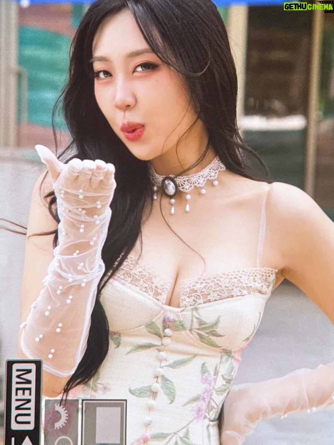 Lee Young-ji - 1.3 Million Likes - 내 팬들이 찍어준 사진이야 어때 부럽지?