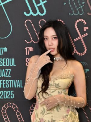 Lee Young-ji Instagram - 내 팬들이 찍어준 사진이야 어때 부럽지?