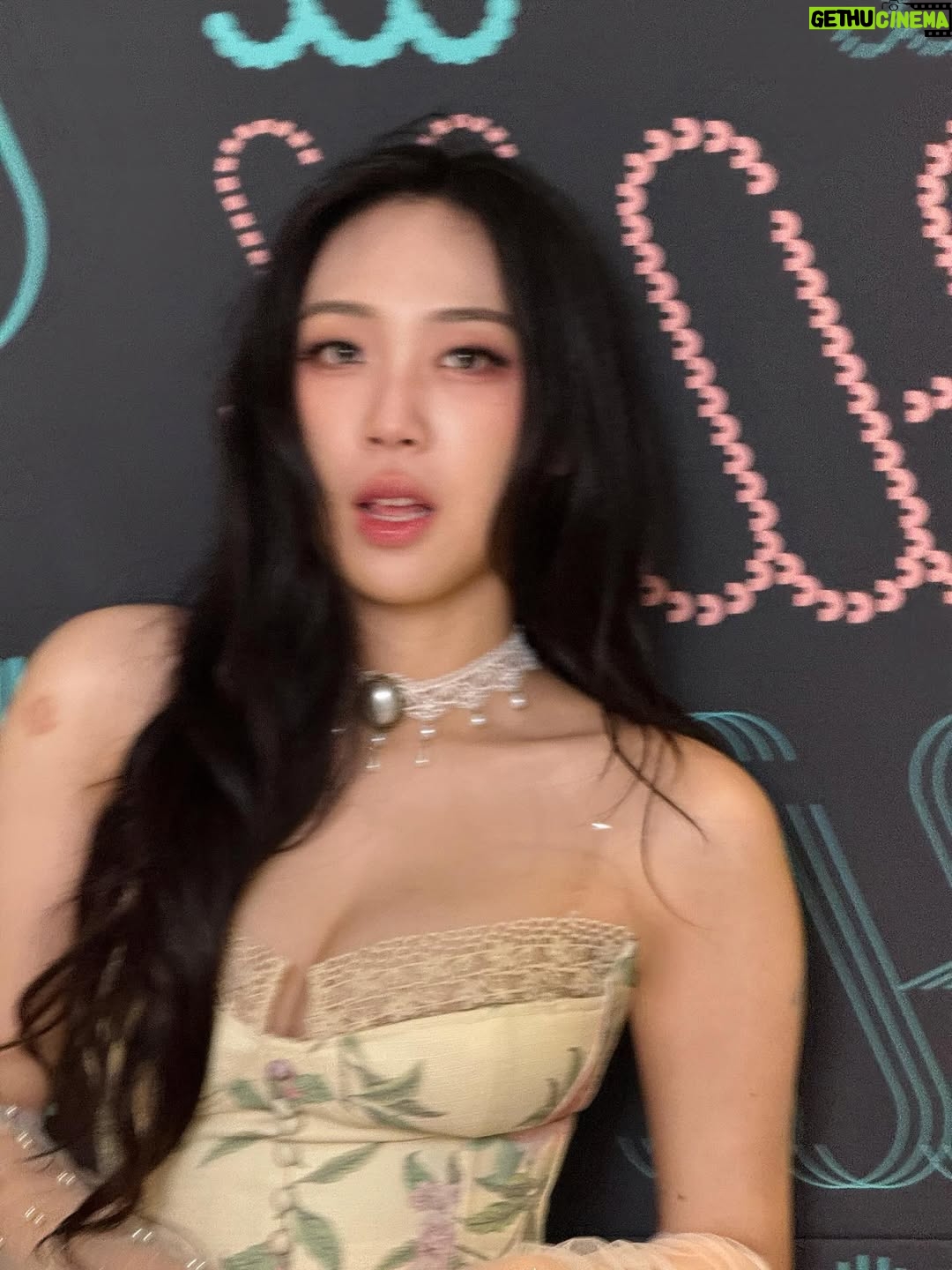 Lee Young-ji - 1.3 Million Likes - 내 팬들이 찍어준 사진이야 어때 부럽지?