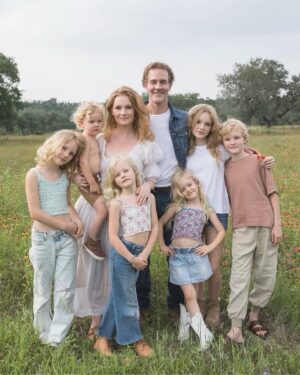 Leigh-Allyn Baker Instagram - You will see lots of pictures and posts about @vanderjames  But this is the one that suits him best. His love for his family, his love for his wife, was so beautiful, rare and true! He was all in!! Please pray for my friend, @vanderkimberly and her children. Jesus be near. 

No one cries for another series, another show, a different job when their time here is coming to an end. Their very last thought, their very last breath is about the love of family.