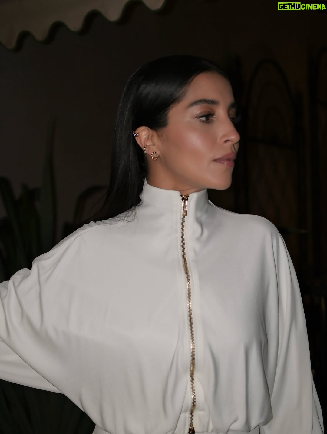 Leïla Bekhti - 69.9K Likes - Émue et honorée par cette nomination pour Ma mère, Dieu et Sylvie Vartan.
Je la partage évidemment avec toute l’équipe du film et, bien sûr, le public.
Vos mots sont des douceurs pour le cœur.
Merci 🤍