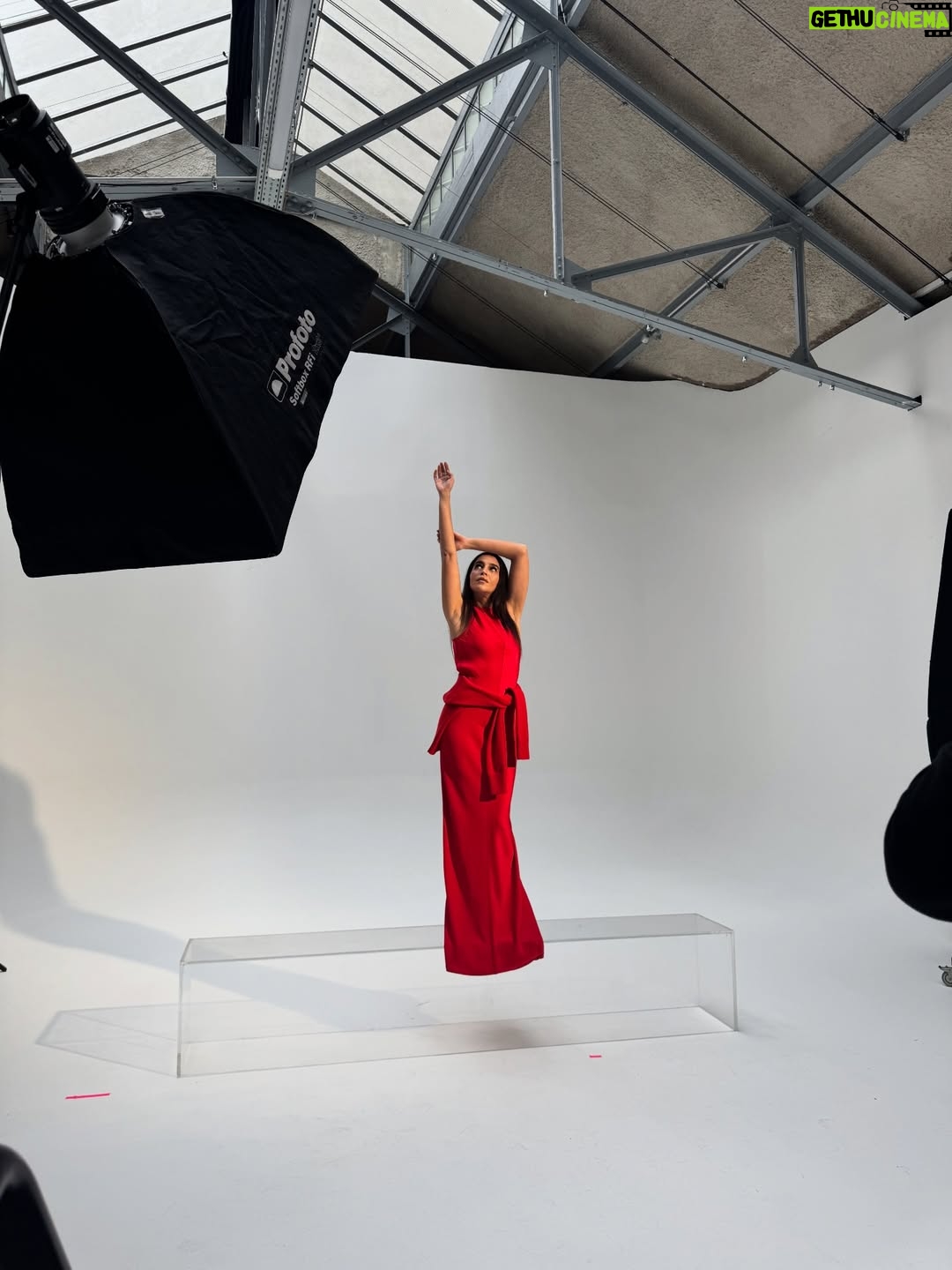 Leïla Bekhti - 42.7K Likes - Pour 2026, je nous souhaite des moments d’amour de bienveillance. ♥️
C’est peut-être ça, au fond, une année réussie. Surtout quand le monde vacille. 
Bonne année 2026. À vous et aux gens que vous aimez.