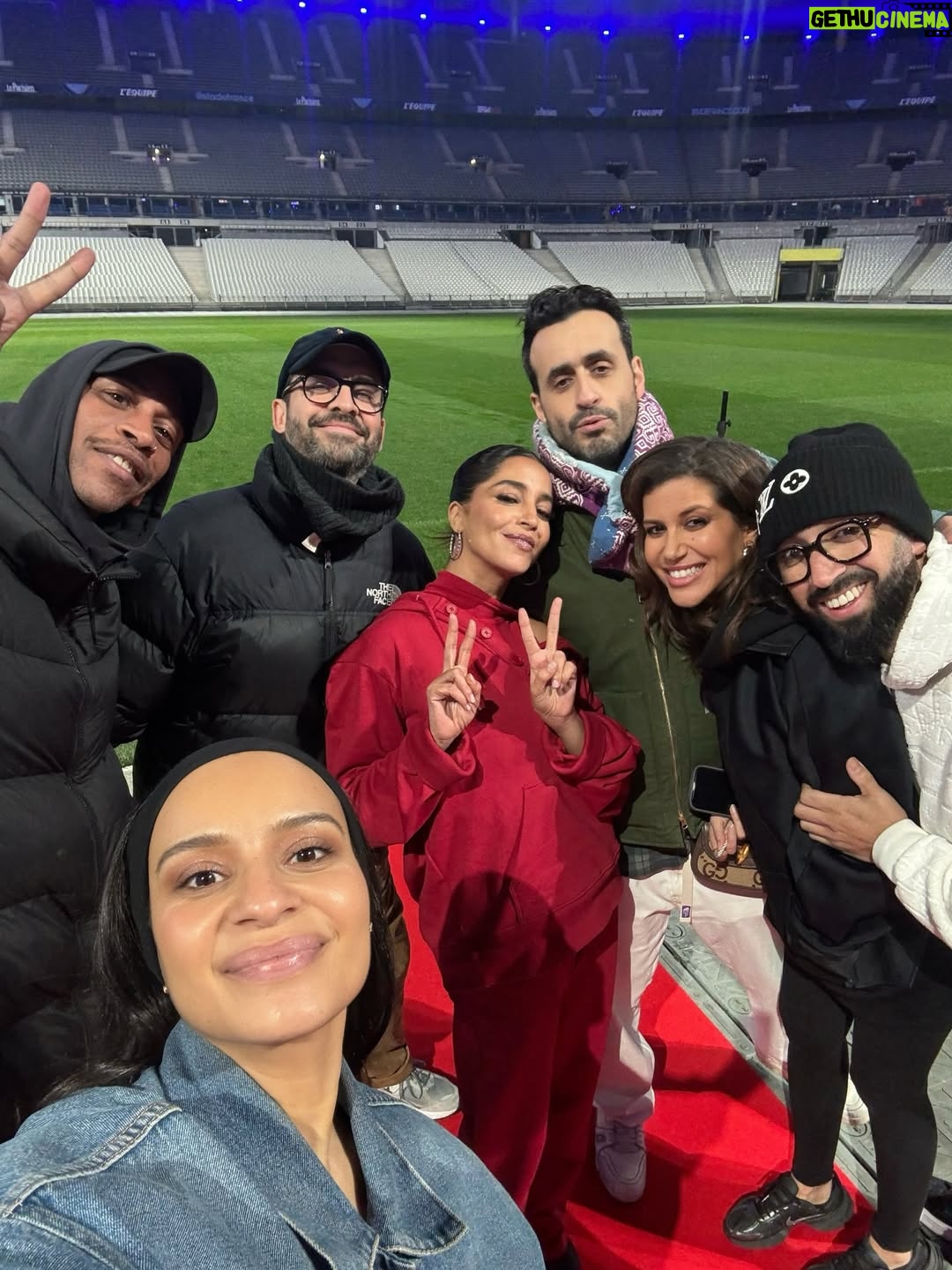 Leïla Bekhti - 42.7K Likes - Pour 2026, je nous souhaite des moments d’amour de bienveillance. ♥️
C’est peut-être ça, au fond, une année réussie. Surtout quand le monde vacille. 
Bonne année 2026. À vous et aux gens que vous aimez.