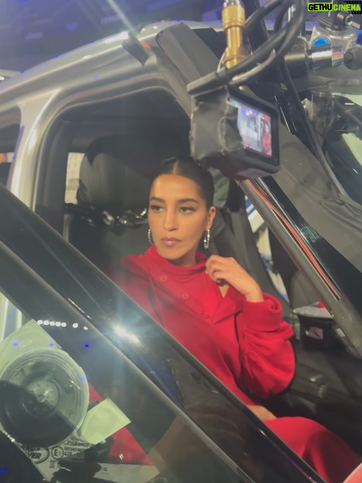 Leïla Bekhti - 42.7K Likes - Pour 2026, je nous souhaite des moments d’amour de bienveillance. ♥️
C’est peut-être ça, au fond, une année réussie. Surtout quand le monde vacille. 
Bonne année 2026. À vous et aux gens que vous aimez.