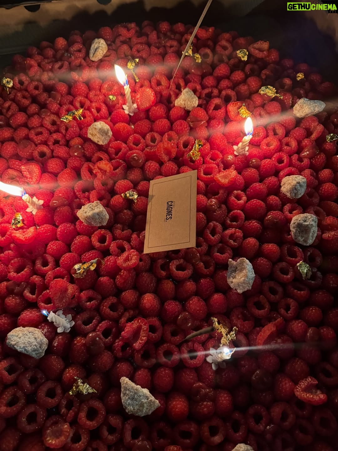 Leïla Bekhti - 42.7K Likes - Pour 2026, je nous souhaite des moments d’amour de bienveillance. ♥️
C’est peut-être ça, au fond, une année réussie. Surtout quand le monde vacille. 
Bonne année 2026. À vous et aux gens que vous aimez.
