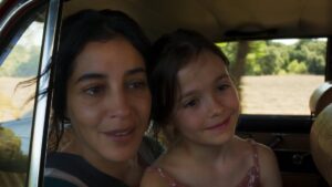 Leïla Bekhti Instagram - Première image de « Changer l’eau des fleurs » réalisé par Jean-Pierre Jeunet, d’après le roman de Valérie Perrin. Au cinéma en 2026 🌷
Hâte de vous y retrouver.